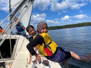 children learning to sail